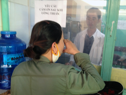   Người nghiện ma túy được điều trị uống methadone. 